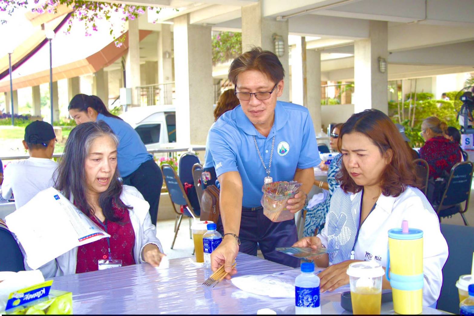 title - ผอ.ศพส. ห้การต้อนรับ คณะผู้บริหาร พนักงาน และสื่อมวลชน จาก บริษัท ทิพยประกันภัย จำกัด (มหาชน) พร้อมนำคณะเข้าเยี่ยมชมนิทรรศการสืบสาน สายธาร สร้างงาน หัตถศิลป์ ณ ศูนย์ส่งเสริมและพัฒนาอาชีพเสริมนอกภาคการเกษตร (ศูนย์ศิลปาชีพ บางไทรฯ (เดิม)) 